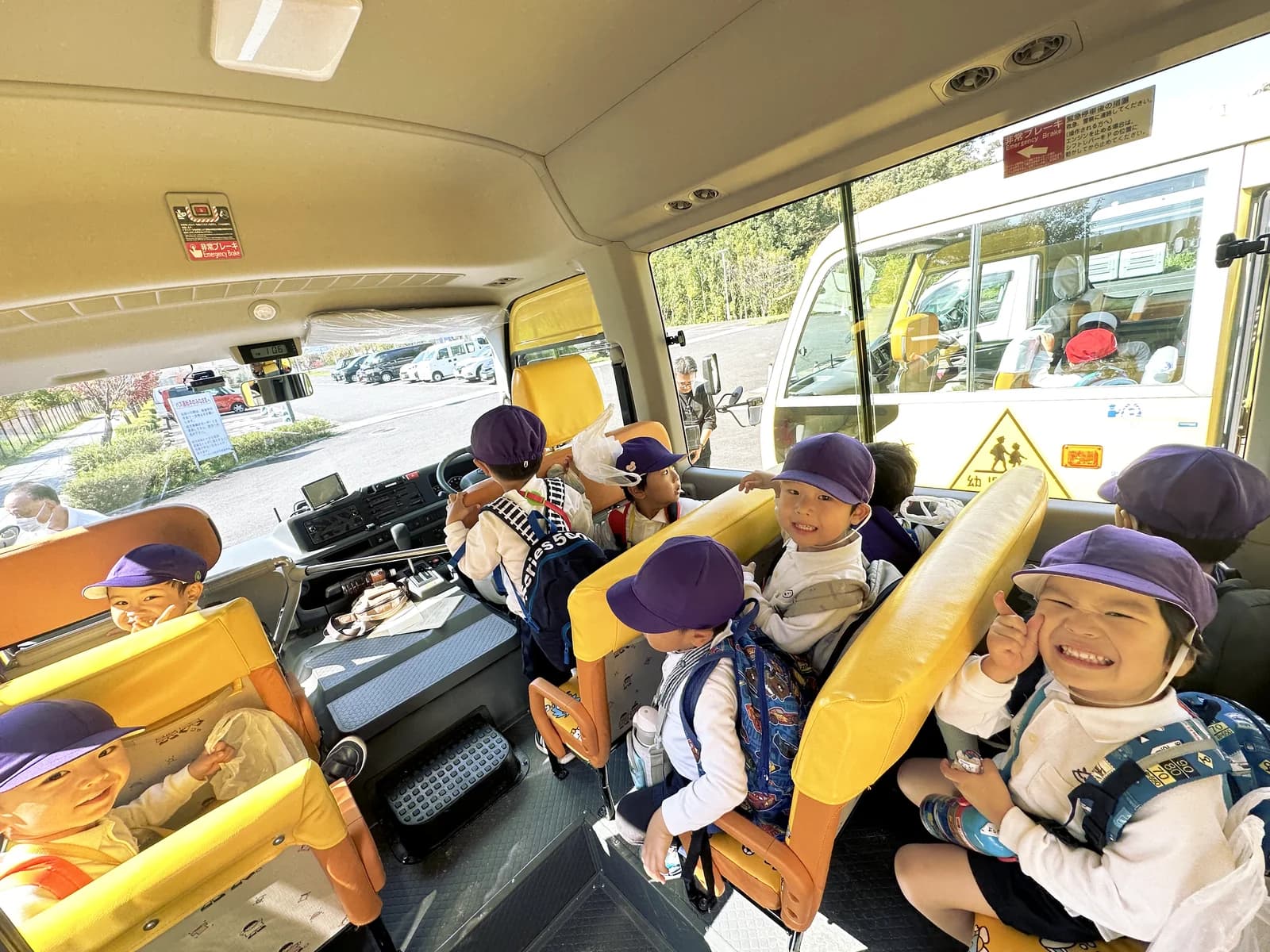園バスの車内で笑顔の園児たち