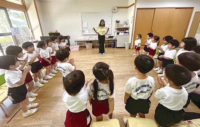 輪になって英語のレッスンを楽しむ園児たち