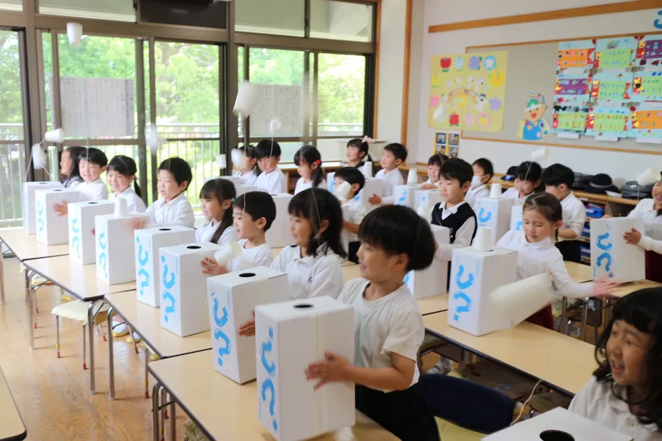 科学実験教室に取り組む園児たち