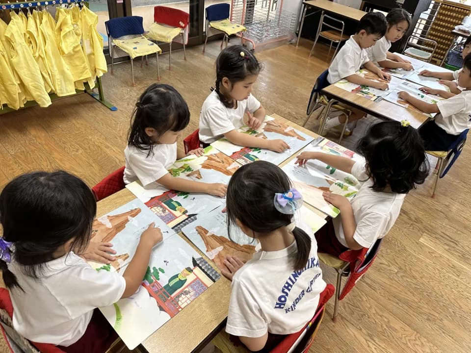 絵本を音読する園児たち