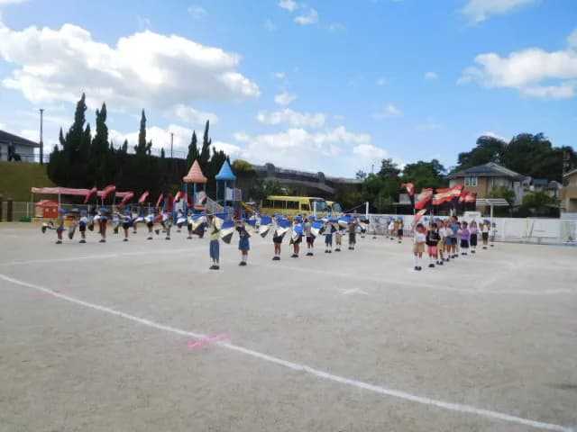 園庭でマーチングの練習をする園児たち