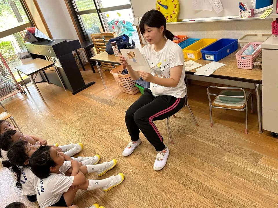 カードを使った日課教育を行う先生と園児たち