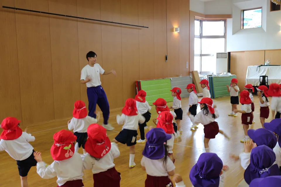 ホールで体操指導を受ける園児たち