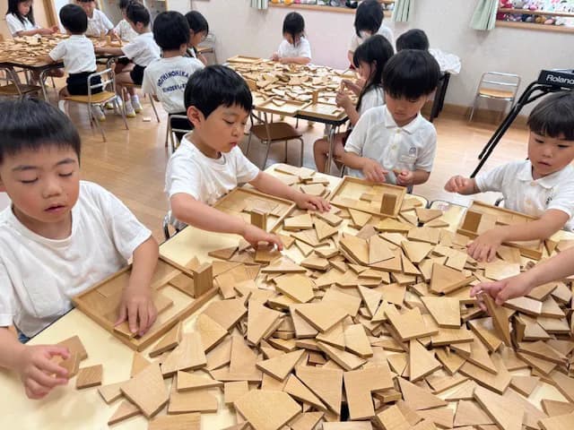 積木教材で遊ぶ園児たち
