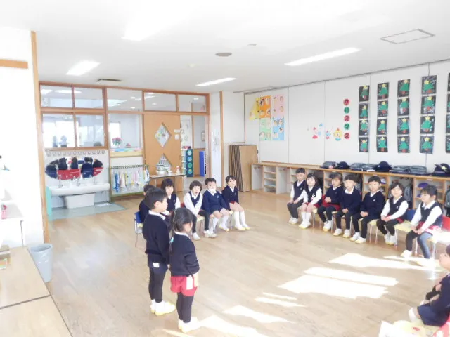 保育室で朝の会をする園児たち
