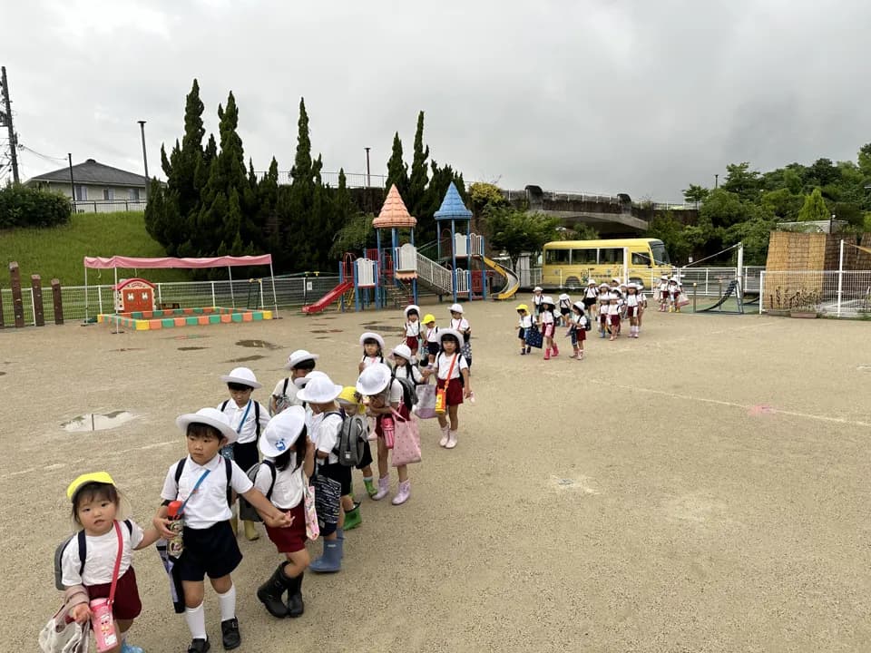 降園の時間に園庭を歩く園児たち