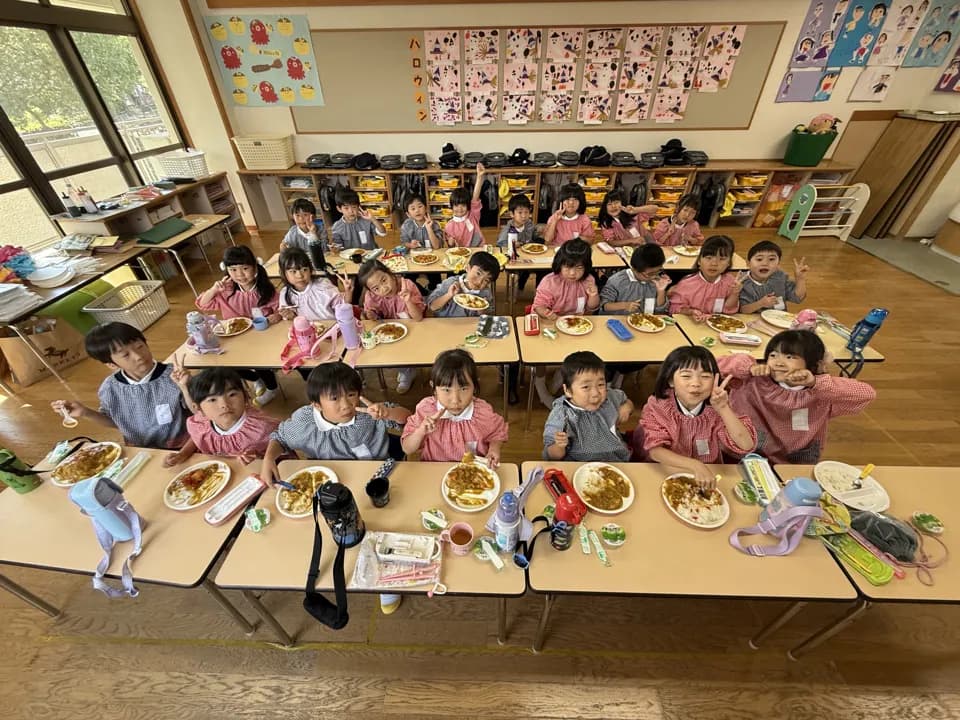 みんなで給食を食べる園児たち