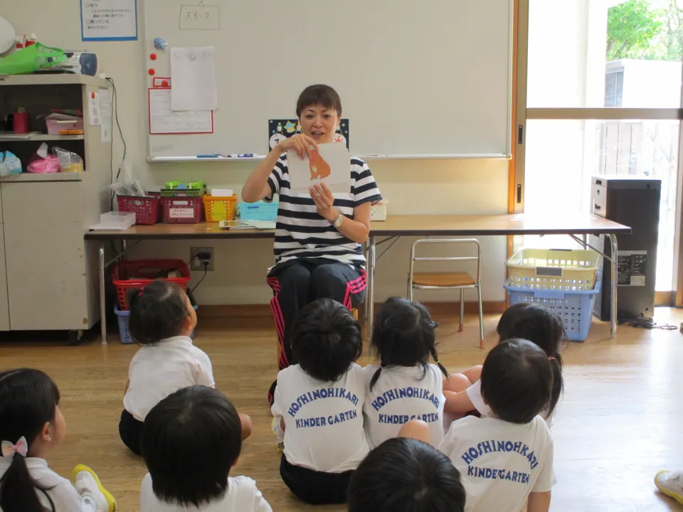 先生のお話を聞く園児たち