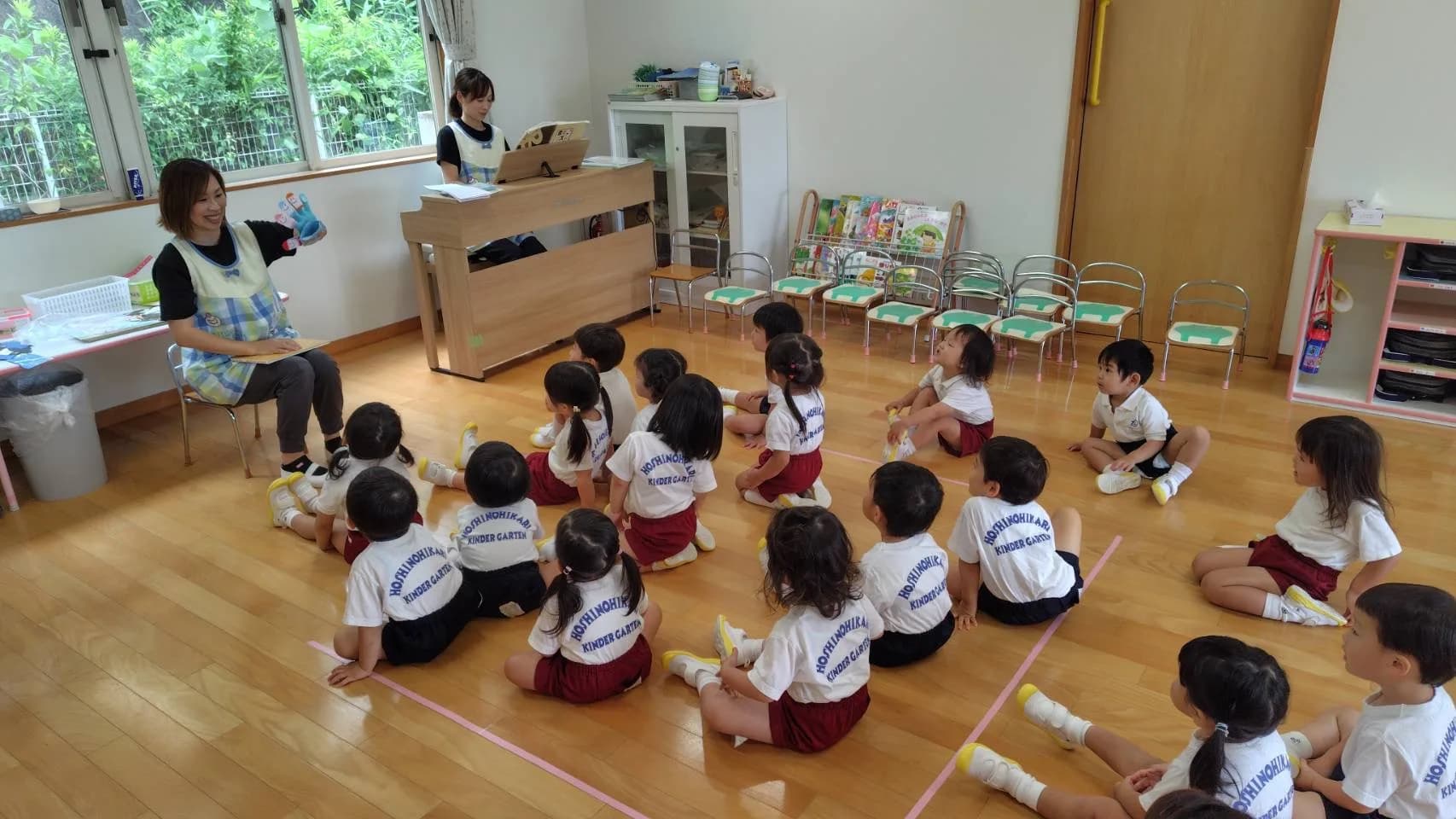 保育室に集まる未就園児の親子