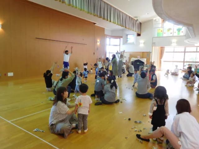 ホールで活動するリトルチェリーの様子