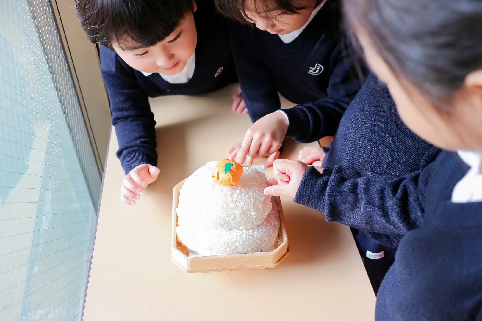 鏡餅を前にした園児たち