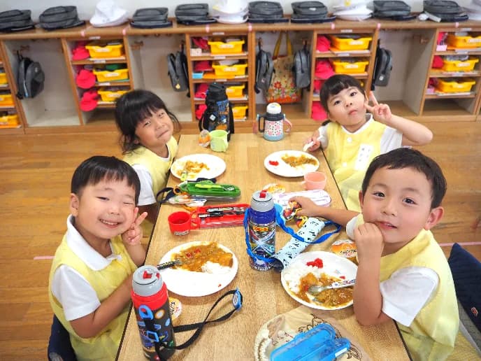 給食を食べる園児たち